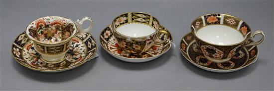 A Royal Worcester scent flask and three Royal Crown Derby Imari duos, H 10cm (flask)